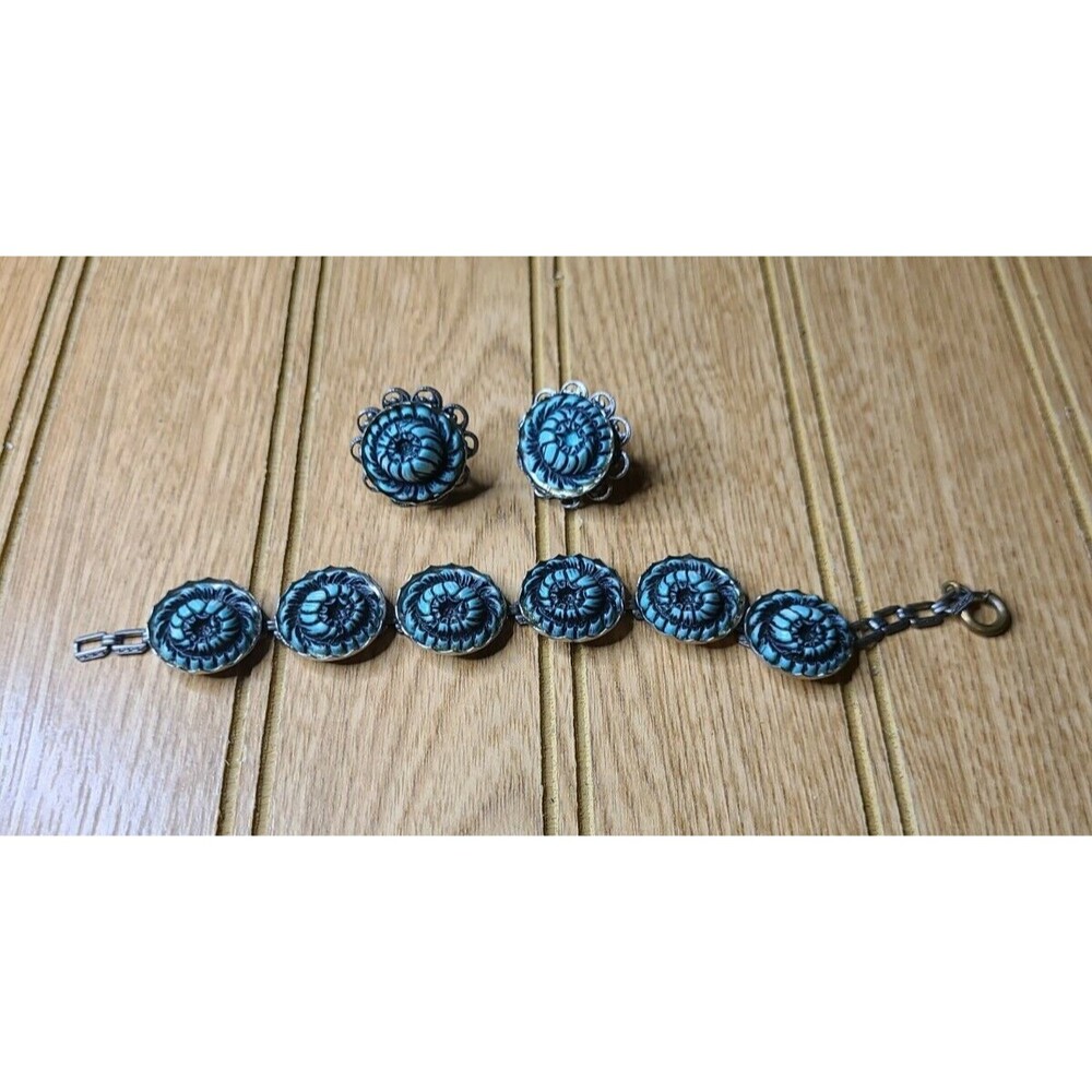 Vintage Blue/Green Floral Button Bracelet With Matching Screw Back Ear Rings